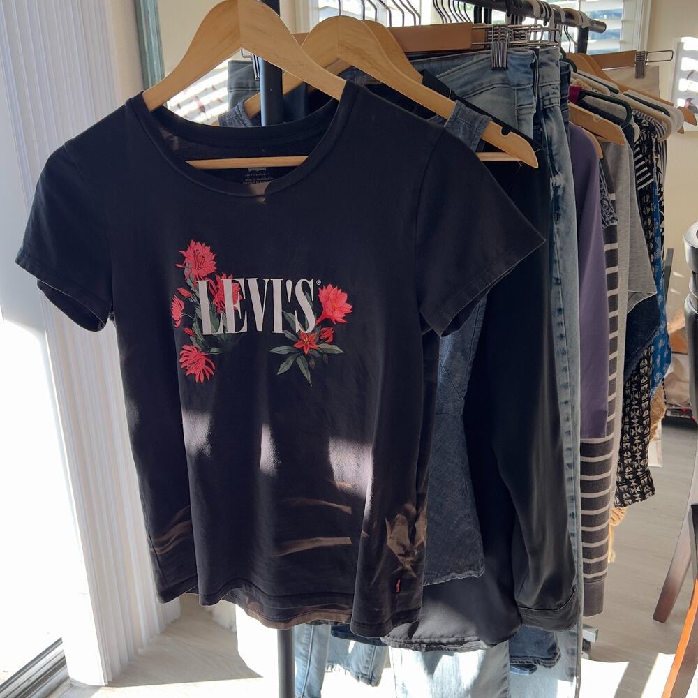 Levis Top SZ XS Black The Perfect Tee Bleached Logo Cactus Flower Short Sleeve - Picture 12 of 12